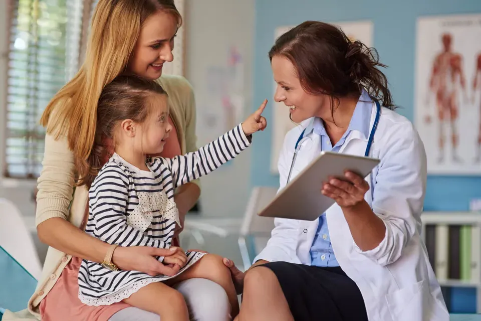 儿科执业护士 Smiling with Young Patient During Exam